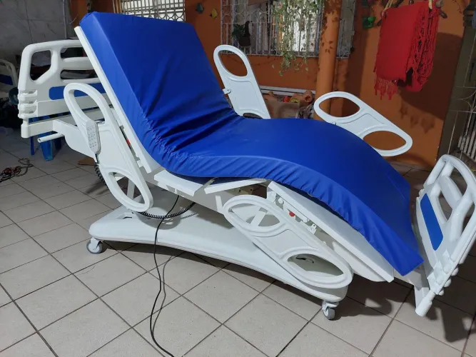 Cama hospitalar 8 articulações e posição poltrona.