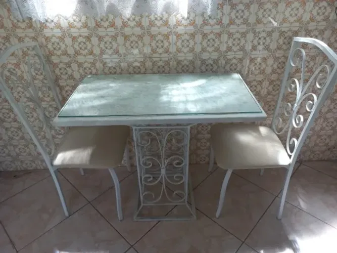 Conjunto Mesa de Ferro e mármore com 2 cadeiras