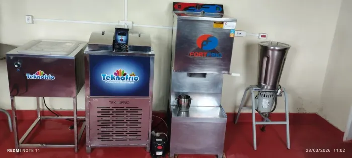 VENDO MÁQUINARIO COMPLETO P FABRICAÇÃO DE SORVETE,AÇAI, PALETA MEXICANA E PICOLÉS 