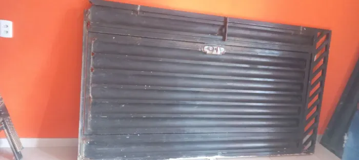 Portão de Metalon em Lambril (2,50m x 2,20m) com Porta Social Embutida de 80cm