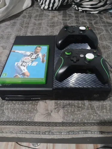 Vendo xbox one fat com 2 controle e jogos digitais e com fifa 