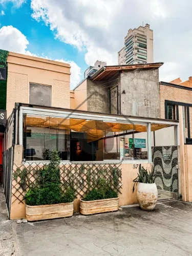 Casa Comercial à Venda na Vila Nova Conceição - 2 Banheiros, 2 Vagas de Garagem, 220m² em
