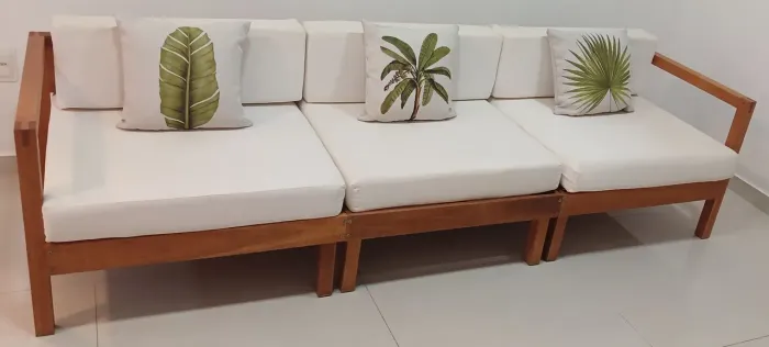 Sofá em madeira maciça de eucalipto- 3-4 lugares. Ideal para varanda / intempérie