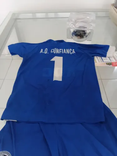 Estou vendendo este lindo material 20 camisas e 10 calções, sendo 10 conjuntos completos