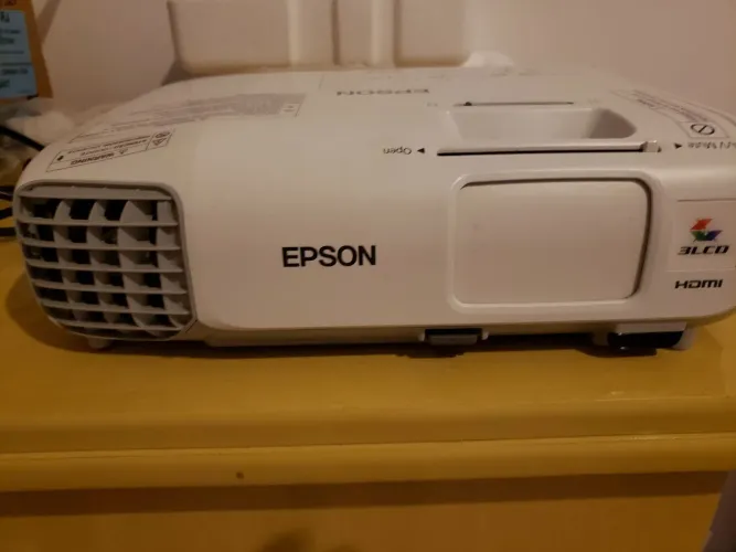 Projetor pouquíssimo uso 
