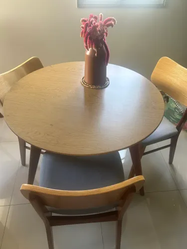 Conjunto de Mesa e cadeiras