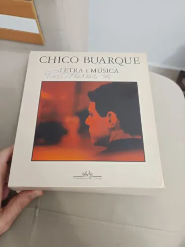 Livro de violão e partitura Chico Buarque.