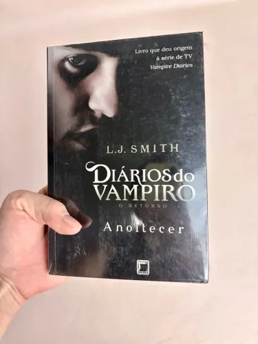 Livro Diários de um vampiro ?o anoitecer?