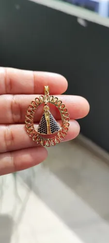 Vende -se um pingente de ouro. 