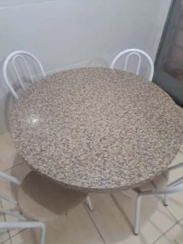 Mesa com 4 cadeiras