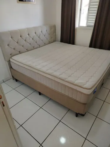 Vendo cama King Size colchão molas ensacadas acompanha cabeceira. Cama nova.