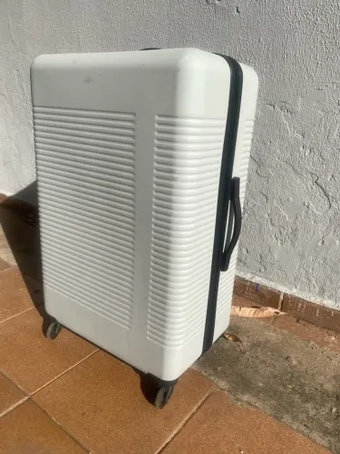 Vende-se mala de viagem 