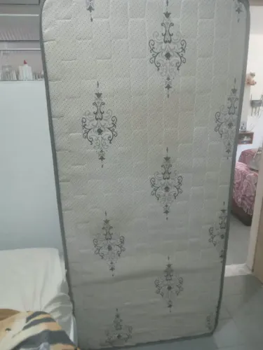 Vendo cama de solteiro bem conservada