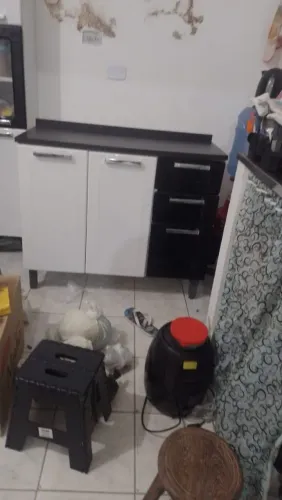 Vende se uma paneleira branca com a bancada de fórmica preta semi nova 
