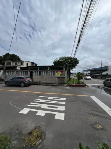 CASA DE ESQUINA NA AV ATROARIS, COM 03 Qts (02 suites) NA CIDADE NOVA