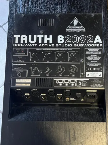 subwoofer de estúdio ativo Behringer Truth B2092A