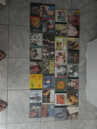 vendo 32 CDs vários artistas ótimo estado.