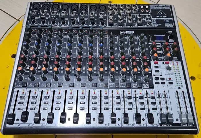 Mesa de som Behringer Xenyx X2222USB