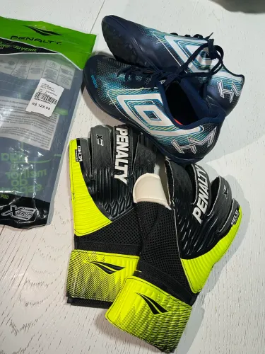 Chuteira semi nova e luvas de goleiro 