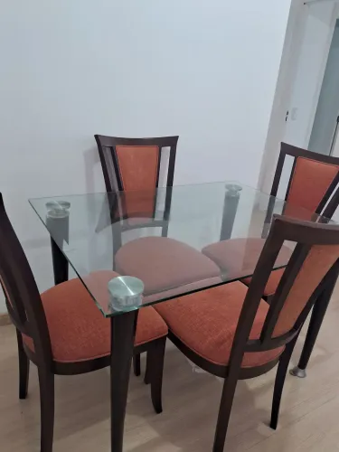 Vendo mesa de vidro com 4 cadeiras 