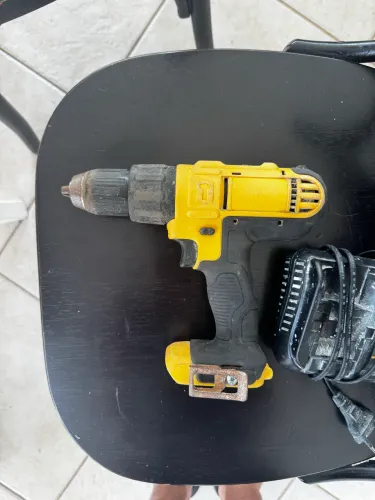 Parafusadeita 20v dewalt DCD776 com fonte sem bateria