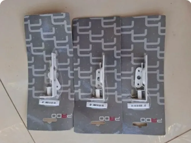 TRINCO DE EMBUTIR DE AÇO PARA ARMÁRIO NA COR BRANCO. 3 UNIDADES