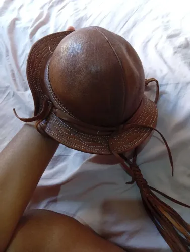 Chapéu de couro infantil