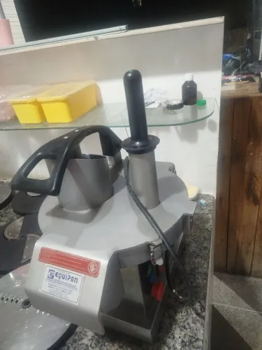 Falador e processador de queijo e calabresa
