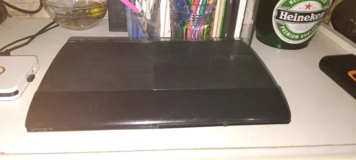 Vendo ou troco por iphone um PS3 desbloqueado funcionando normalmente com 1 controle.
