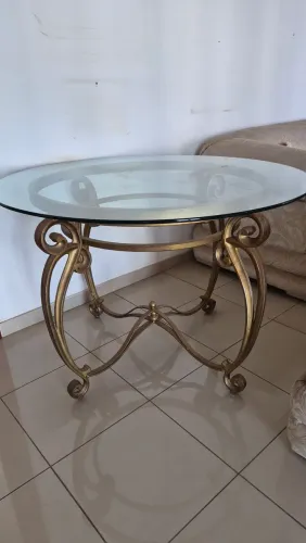 MESA COM TAMPO DE VIDRO E BASE EM FERRO
