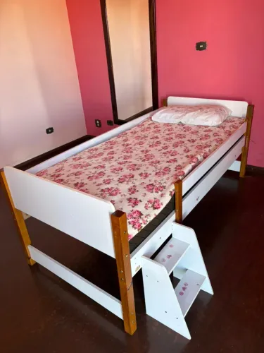 Cama Infantil + 2 gavetas com rodas.