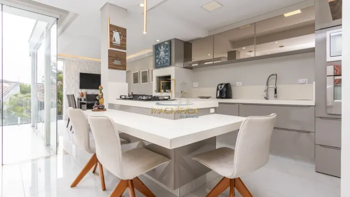 Sobrado para venda no Guabirotuba com aproximadamente 205m² de area total.