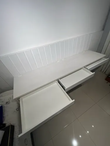 Escrivaninha com 3 gavetões e 4 tomadas