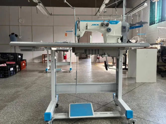 Máquina de Costura Taipe marca  Jack 