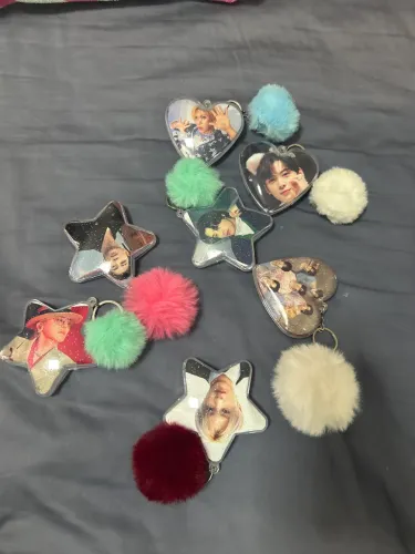 Vendo chaveiro de corações e estrelas com foto de idols