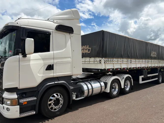 Caminhão Scania R440 6x2 com carreta