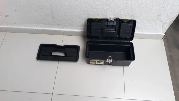 Vendo uma caixa de ferramentas por 110 reais 