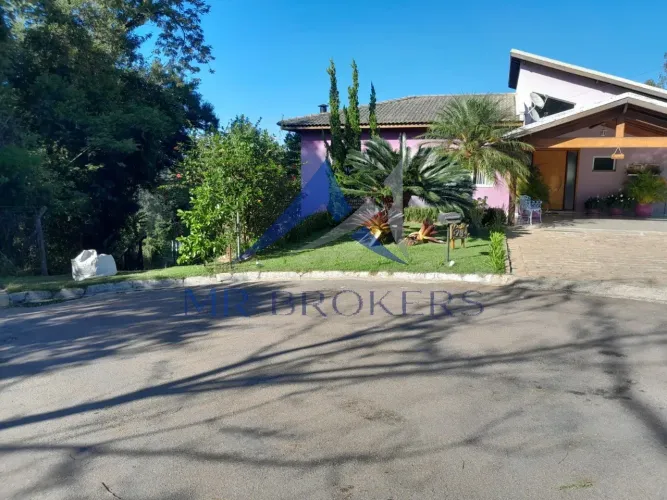 Casa de Luxo com 4 Suítes e Piscina Aquecida no Condomínio Colinas de Inhandjara em Itupev