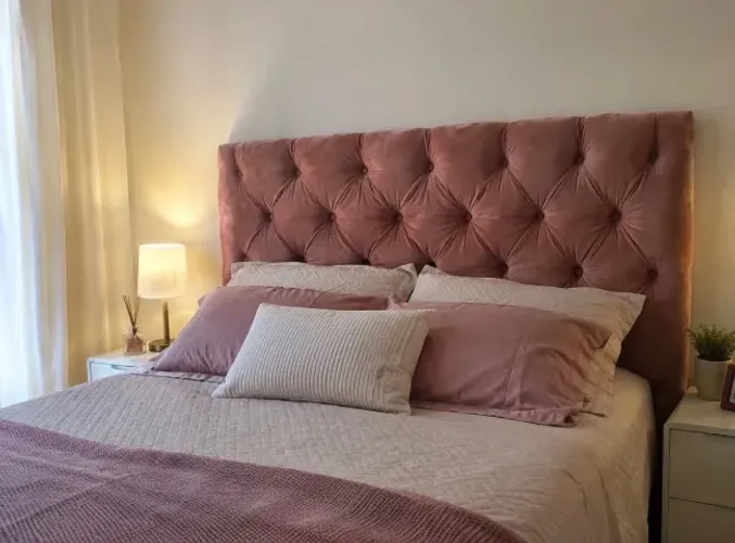 Cabeceira rosa, acolchoada e peluciada-luxo