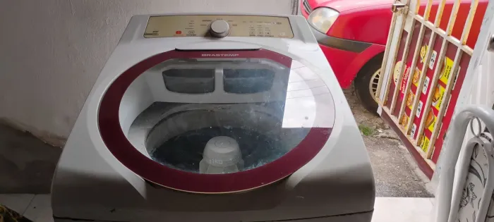 Vendo máquina de lavar funcionando perfeitamente, com marcas de uso.