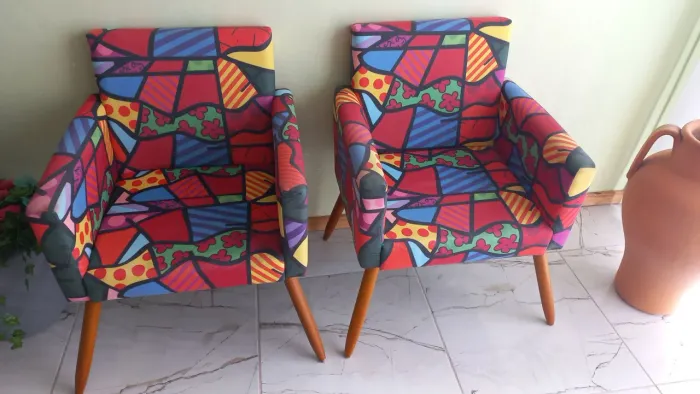 Vendo 2 Poltronas Romero Brito, pés palito, em bom estado, para a decoração de sala estar.