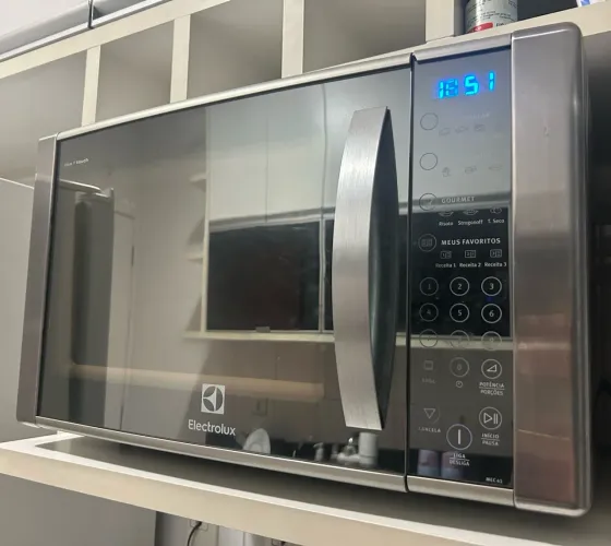 Micro-ondas Electrolux Inox MEC41 31 Litros 110V com Grill e Painel Blue Touch