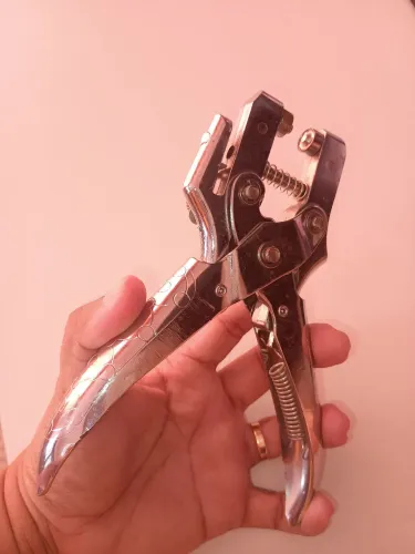 Alicate aplicador de ilhós e perfurador de papel