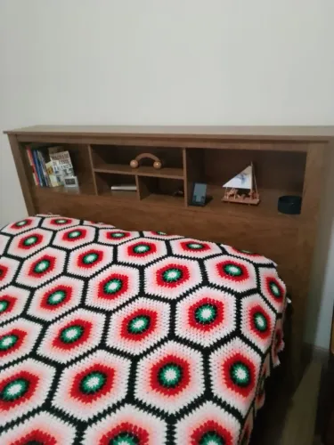 Cama box de casal com cabeceira em madeira rústica e colchão de molas ensacadas