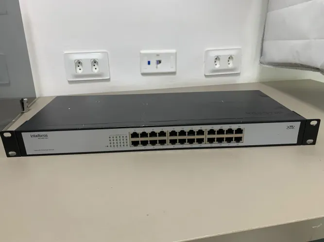 Switch Intelbras SF 2400 QR+ com 24 portas Fast Ethernet - Semi-novo
