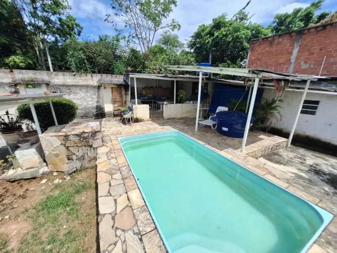 Mini sítio com 2 moradias independentes, piscina, churrasqueira e 2 vagas de garagem à ven