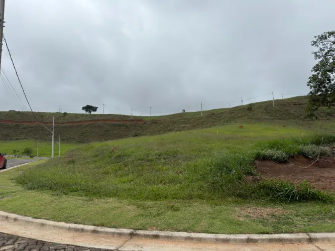 Terreno de 1.122 m² em condomínio fechado de esquina para venda