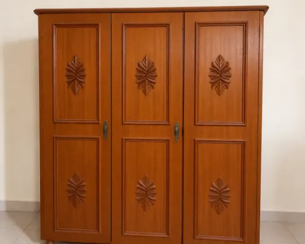Guarda-Roupa 3 Portas em Madeira Maciça - Muito Conservado e Resistente