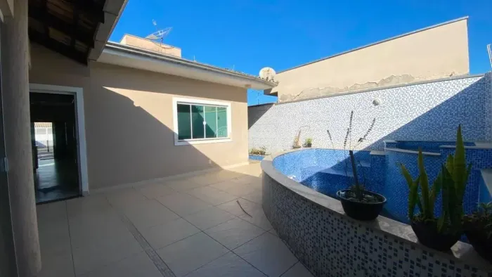 CASA COM PISCINA NO SALSEIROS - ITAJAÍ