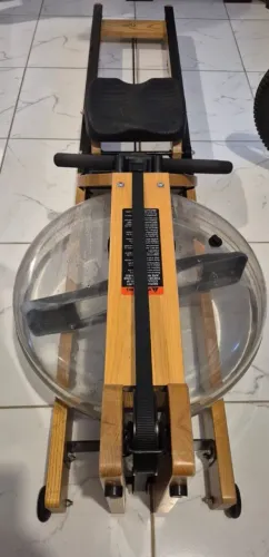 Simulador de remo aquático 